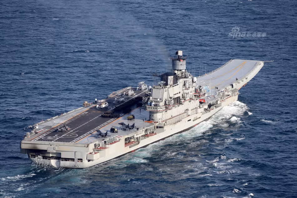 Tàu sân bay Đô đốc Kuznetsov có động cơ bao gồm 8 lò hơi nước kèm theo 6 động cơ diesel (cung cấp điện cho tàu), 4 bánh lái cố định và 4 trục chân vịt cung cấp sức đẩy 200.000 sức ngựa cho phép tàu di chuyển với tốc độ tối đa đạt 32 hải lý tương đương với 60 km/h. Công bằng mà nói, dù áp dụng công nghệ cũ nhưng hiệu suất của hệ thống động cơ trên chiếc Kuznetsov này hoàn toàn có thể sánh ngang với các tàu sân bay sử dụng động cơ hạt nhân hiện đại của Mỹ hiện nay. Nguồn ảnh: Sina.