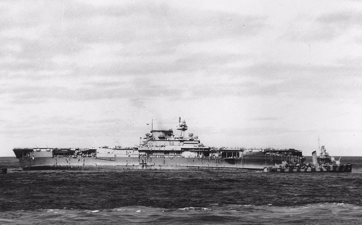 Những thủy thủ trên tàu sân bay USS Yorktown bắt đầu rời tàu, sơ tán lên một chiếc khu trục hạm ở gần đó, vài tiếng sau cuộc sơ tán này chiếc Yorktown đã chìm nghỉm ngay trong buổi sáng ngày đầu tiên của hải chiến Midway. Nguồn ảnh: Theatlantic.