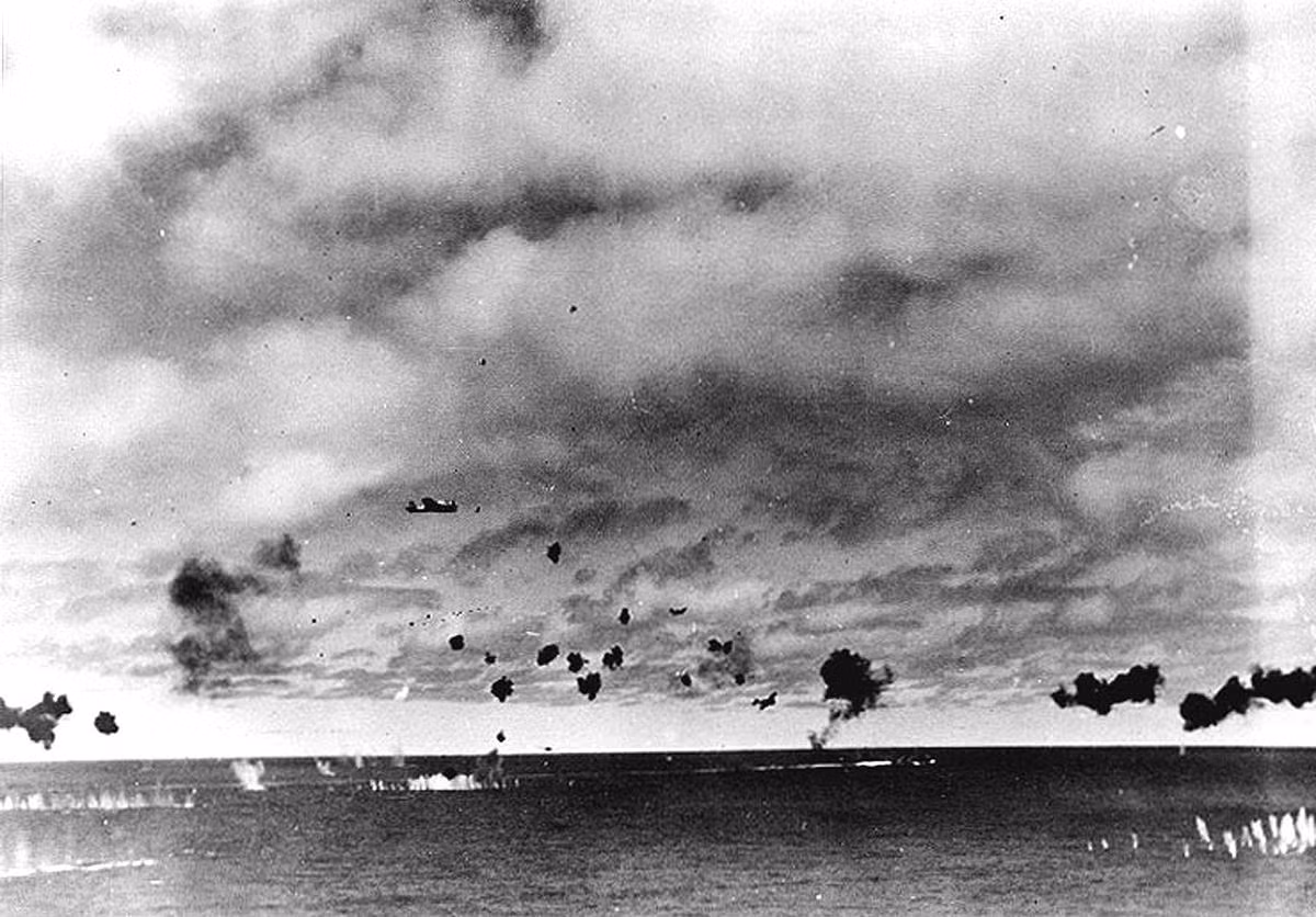 Trên chiếc tàu sân bay USS Yorktown, chiến sự đang diễn ra ác liệt với những cuộc tấn công liên tục và dữ dội với cường độ lớn của các máy bay Nhật Bản. Ảnh: Một chiếc Type 97 của Không quân Nhật Bản đang cố vượt qua làn đạn phòng không 37 ly dầy đặc để thả ngư lôi nhắm vào chiếc tàu sân bay Yorktown. Nguồn ảnh: Theatlantic.
