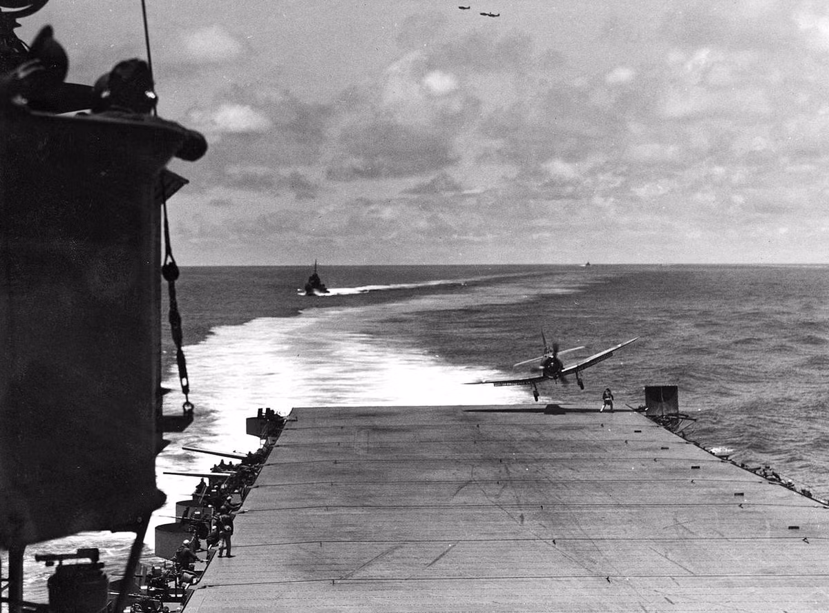 Những chiếc máy bay khác sau khi nhận được tin báo chiếc tàu sân bay USS Yorktown đang bị tấn công dữ dội buộc phải đổi hướng và bay qua hạ cánh trên chiếc tàu sân bay USS Hornet trong tình trạng bình xăng cạn kiệt. Ngay sau khi được tiếp nhiên liệu, những chiếc máy bay "hạ cánh nhờ" này phải cất cánh quay về chiến đấu bảo vệ chiếc USS Yorktown ngay lập tức vì trên chiếc Hornet không đủ chỗ đỗ thêm máy bay ngoài biên chế. Nguồn ảnh: Theatlantic.