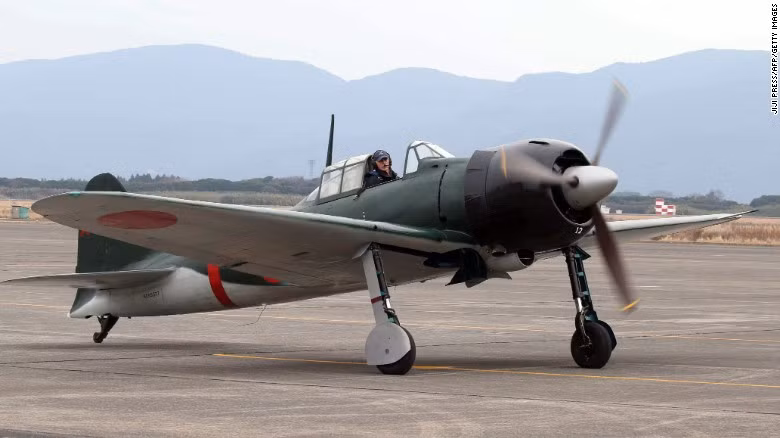 Được ra đời vào năm 1940, chiếc máy bay này là một trong những chiếc tiêm kích đầu tiên trên thế giới có khả năng gấp càng cất vào trong bụng máy bay sau khi cất cánh. Tầm bay lớn, khả năng quay đầu nhanh và động cơ cực khỏe so với các loại máy bay của Đồng Minh lúc bấy giờ đã tạo lợi thế không nhỏ khi nó tham chiến ở Thái Bình Dương. Nguồn ảnh: CBS.