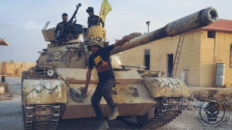 Trên chiến trường Iraq hiện nay đã xuất hiện những chiếc xe tăng T-72 và Type 69 được sử dụng bởi Quân đội Iraq. Việc lực lượng xe tăng M1 Abrams của quân đội nước này bị thiệt hại nặng nề chỉ sau một thời gian ngắn giao tranh cùng với lực lượng IS đã khiến cho quân đội Iraq không còn lựa chọn nào khác ngoài việc mang những chiếc xe tăng đời cũ ra chiến trường. Nguồn ảnh: Sina.