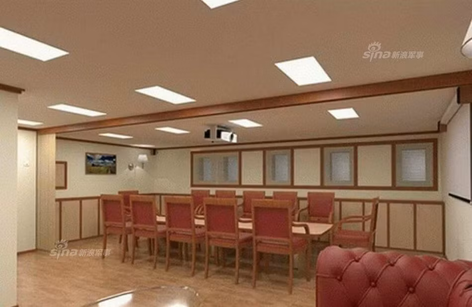 Phòng ăn dành cho sỹ quan lại có nội thất khá đơn giản nhưng rất đẹp và hiện đại với bàn ăn đủ để phục vụ cho 12 sỹ quan cao cấp nhất trên tàu. Ngoài ra trong phòng ăn này còn có cả hệ thống máy chiếu và khi cần phòng này sẽ trở thành phòng họp dành cho các sỹ quan bàn kế hoạch tác chiến cho tàu.