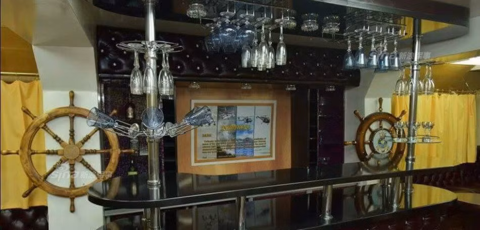 Thậm chí trong tàu còn có hẳn một quầy bar được trang trí theo phong cách rất ấn tượng, tuy nhiên chưa chắc quầy bar này đã... phục vụ rượu trong quá trình tàu đang thực hiện nhiệm vụ ngoài biển.