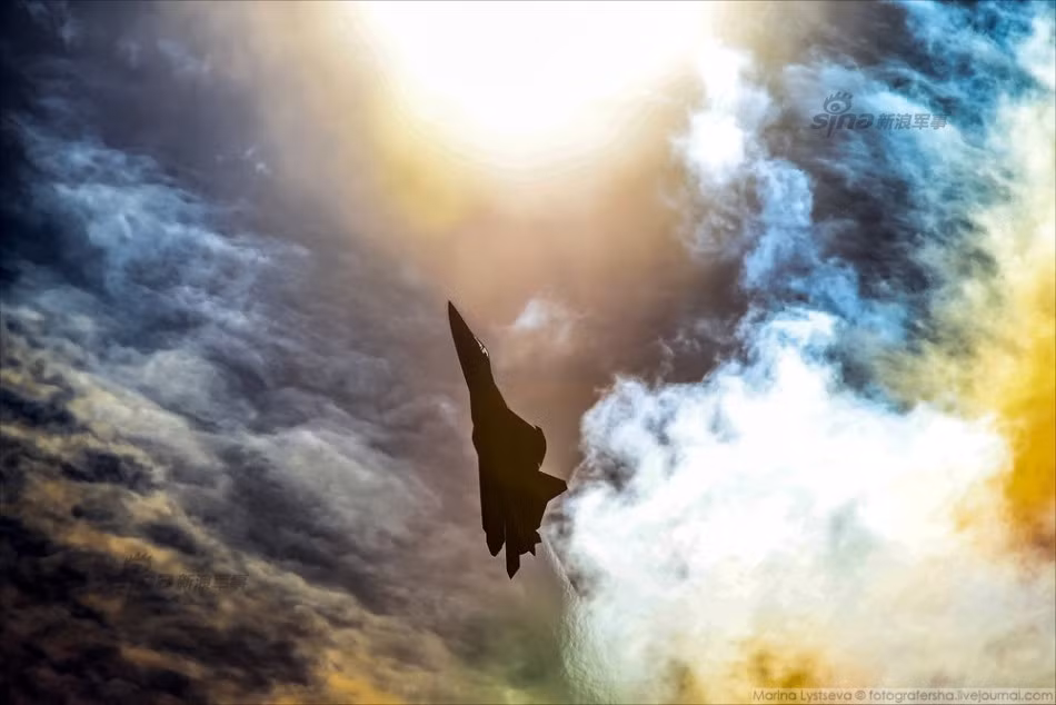 Về mặt thông số kỹ thuật, chiến đấu cơ T-50 có phi hành đoàn 1 người, dài 19,8 mét, sải cánh 13,95 mét, trọng lượng cất cánh tối đa đạt 35 tấn, sử dụng 2 động cơ NPO 117 kèm theo tối đa 10.300 kg nhiên liệu. Nguồn ảnh: Sina.