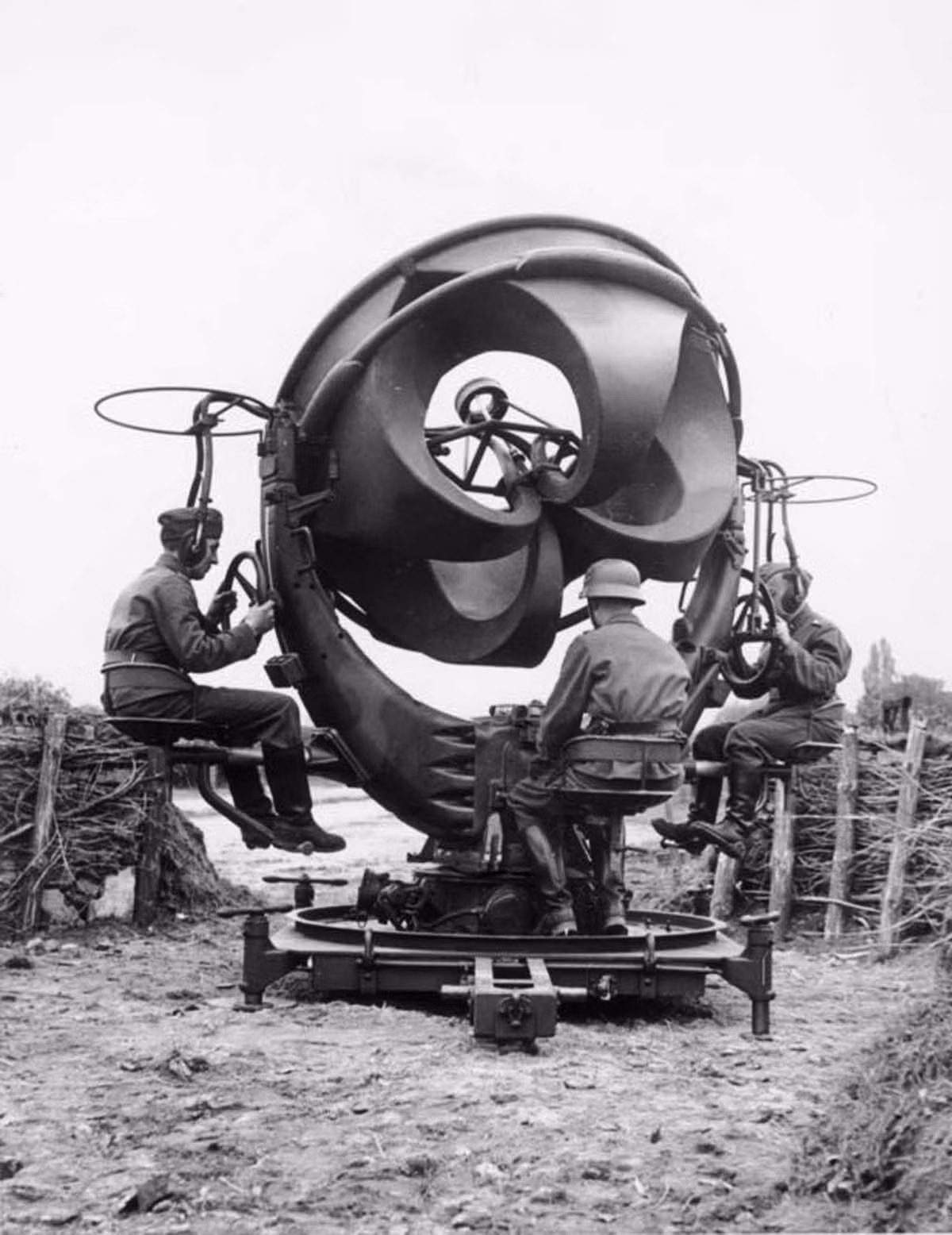 Hệ thống khuếch đại âm thanh phát hiện máy bay của Đức năm 1939, đến khi thế chiến thứ 2 bắt đầu người Đức vẫn sử dụng hệ thống này. Nguồn ảnh: Rare.