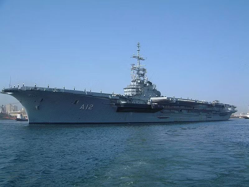 Brazil ngam ngui cho ve huu tau san bay 54 nam tuoi