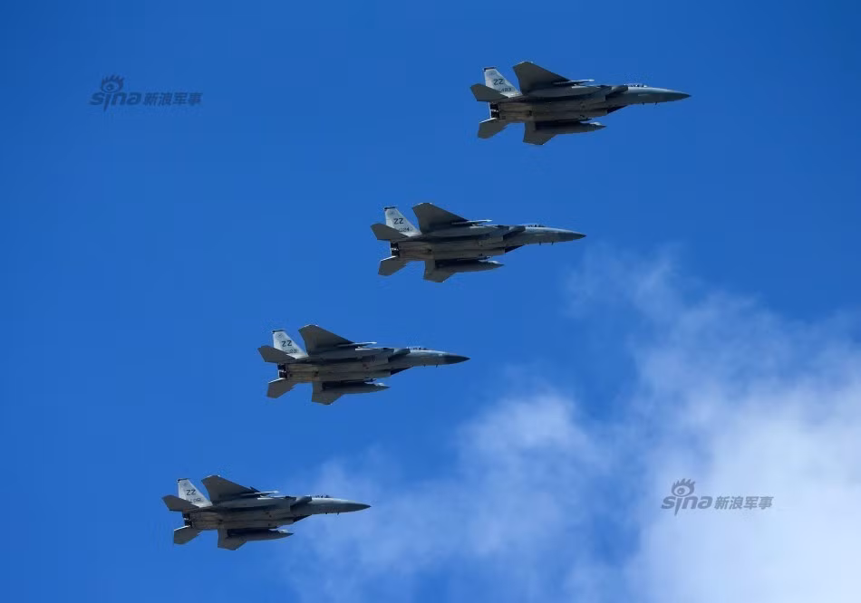 Một tốp F-15 đang bay theo đội hình hành quân tiêu chuẩn, đây là đội hình được các tốp máy bay chọn để bay đường dài khi tiếp cận mục tiêu. Nguồn ảnh: Sina.