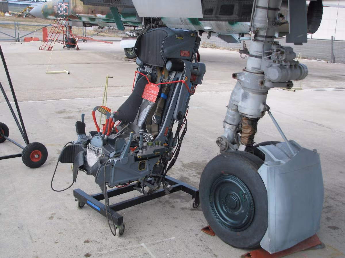 Chiếc ghế phóng thoát hiểm này có chứa một loạt hệ thống rocket phản lực định hướng và một hệ thống máy tính điều khiển riêng với điện được cung cấp bởi hệ thống pin dự phòng riêng, đảm báo nó có thể hoạt động tốt trong trường hợp máy bay bị mất điện hoàn toàn. Nguồn ảnh: Kolumbus.