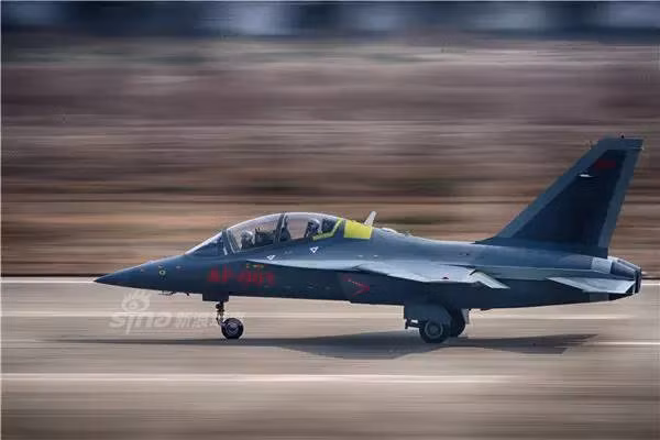Chiếc máy bay huấn luyện này có tốc độ tối đa Mach 1.4 tương đương với gần 1000 km/h. Bán kính chiến đấu đạt 550 km, tầm hoạt động 3100 km và trần bay 16 km. Nguồn ảnh: Sina.