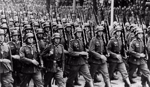 Có thể khẳng định một điều rằng chiến lược Blitzkrieg (chiến tranh chớp nhoáng) là tinh hoa của nghệ thuật Quân sự Đức thời thế chiến thứ hai, khi mà cả phe Đồng Minh còn đang cố gắng xây dựng các tuyến phòng thủ theo phong cách thế chiến nhất thì chiến thuật hiện đại, nguy hiểm và cơ giới hóa này chính là "quả tên lửa" đưa Quân đội Đức lên đỉnh vinh quang, nhưng chính nó cũng đã khiến phía Đức phải thất bại trong ê chề, nhục nhã. Nguồn ảnh: Gravestone.