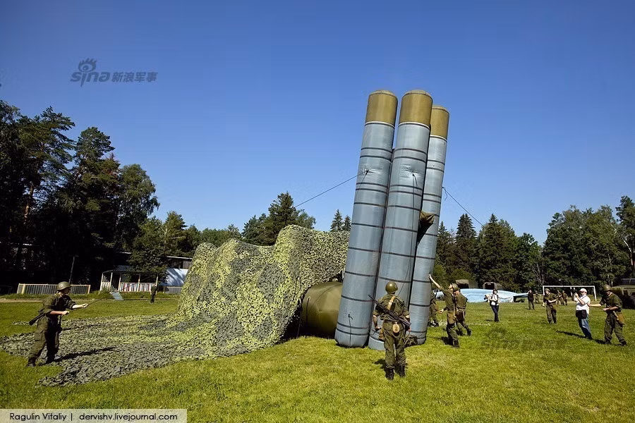 Hệ thống tên lửa S-300 vào vị trí, trinh sát đường không của đối phương khi chụp ảnh do thám từ độ cao vài km chắc chắn sẽ khó mà phân biệt được đây chỉ là một trận địa giả. Nguồn ảnh: Sina.