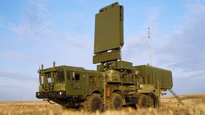 Bổ sung cho radar 30N6E là radar nhìn vòng mọi độ cao 96L6E. Radar này có khả năng phát hiện mục tiêu ở cự ly 300 km, theo dõi đồng thời 100 mục tiêu. Khi cần thiết, radar này có thể triển khai trên tháp 40V6M ở độ cao 24 mét cho phép phát hiện những mục tiêu bay rất thấp ở các khu vực nhiều đồi núi. Ảnh: RT