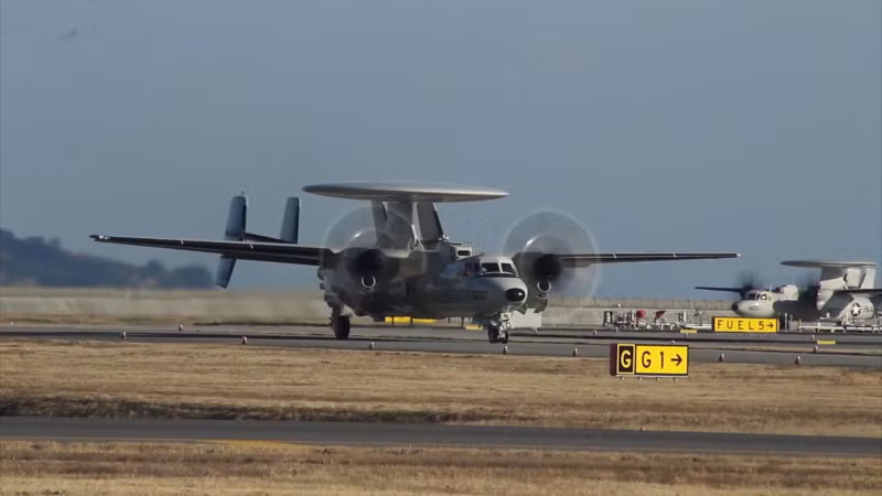 Về mặt thông số kỹ thuật, máy bay E-2D Hawkeye có phi hành đoàn 5 người, chiều dài đạt 17,6 mét, sải cánh 24,56 mét, chiều cao 5,58 mét, diện tích cánh đạt 65 mét vuông, trọng lượng rỗng 18090 kg, trọng lượng có tải đạt 19536 kg, trọng lượng cất cánh tối đa lên tới 26083 kg. Nguồn ảnh: Chosul.