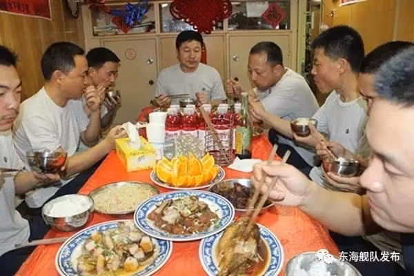 Chỉ có những sỹ quan là được ngồi bàn ghế tử tế, tuy nhiên không gian vẫn rất chật chội, một người muốn ra ngoài là cả mâm sẽ phải đứng lên nhường đường. Nguồn ảnh: QQ.