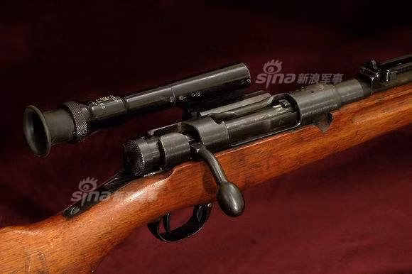 Phiên bản Arisaka dành riêng cho lính bắn tỉa có tên Arisaka Type 97. Sử dụng ống ngắm quang học có độ phóng đại 2,5 lần, ống ngắm này cho phép tăng độ chính xác với những mục tiêu ở khoảng cách xa. Nguồn Sina.