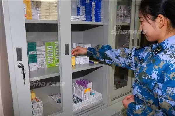 Kho thuốc trên tàu có đủ số lượng thuốc cho nhiều loại bệnh khác nhau từ cảm cúm, sốt cho tới các loại kháng sinh liều cao, thuốc giảm đau, thuốc an thần. Đặc biệt các kho thuộc trên tàu chiến hải quân thường có lượng dự trữ thuốc giảm đau dạng gây nghiện như Morphin rất cao, đề phòng trường hợp các thủy thủ bị thương nặng trong khi giao tranh. Nguồn ảnh: Sina.