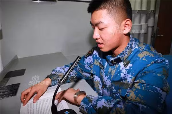Phòng thông tin của tàu với nhân viên trực ban có nhiệm vụ đọc các thông tin về tình hình chính trị, xã hội của Trung Quốc cũng như của thế giới hàng ngày cho binh lính. Do đặc tính tách biệt hoàn toàn với đất liền để đảm bảo bí mật vị trí tàu nên các bản tin cập nhật thông tin rất được chú trọng để binh lính có thể cập nhật được tin tức từ trong đất liền sớm nhất có thể. Nguồn ảnh: Sina.