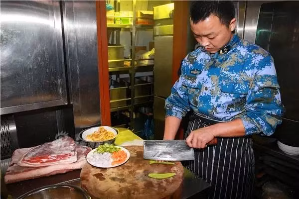 Phòng bếp trên tàu có dự trữ khá nhiều đồ ăn đông lạnh, từ thịt cho tới rau củ quả. Nhà bếp hoạt động 24/7 để phục vụ cho 2 ca làm việc kéo dài 12 tiếng mỗi ngày, các thủy thủ sẽ có đồ ăn nóng phục vụ bất cứ lúc nào họ muốn. Phòng ăn cũng như đồ ăn của sỹ quan được chuẩn bị riêng. Nguồn ảnh: Sina.