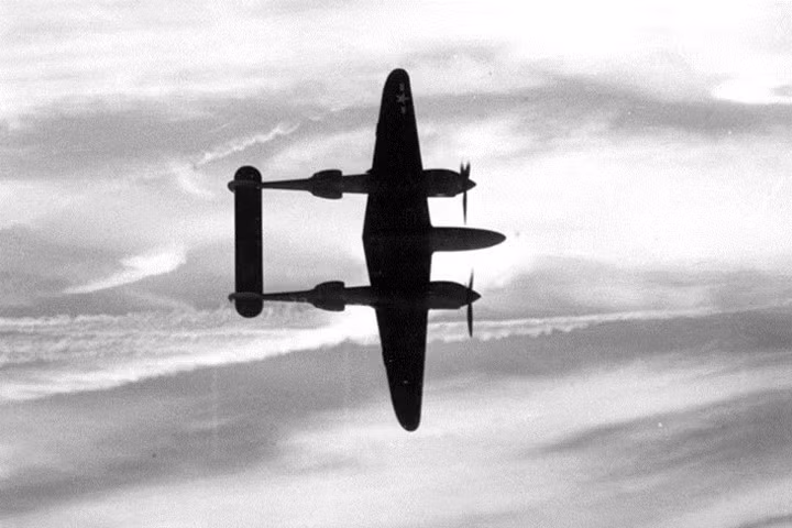 So với các máy bay khác trước đó, chiếc P-38 hai động cơ này khá cao và to. Ảnh: Acepilots.com