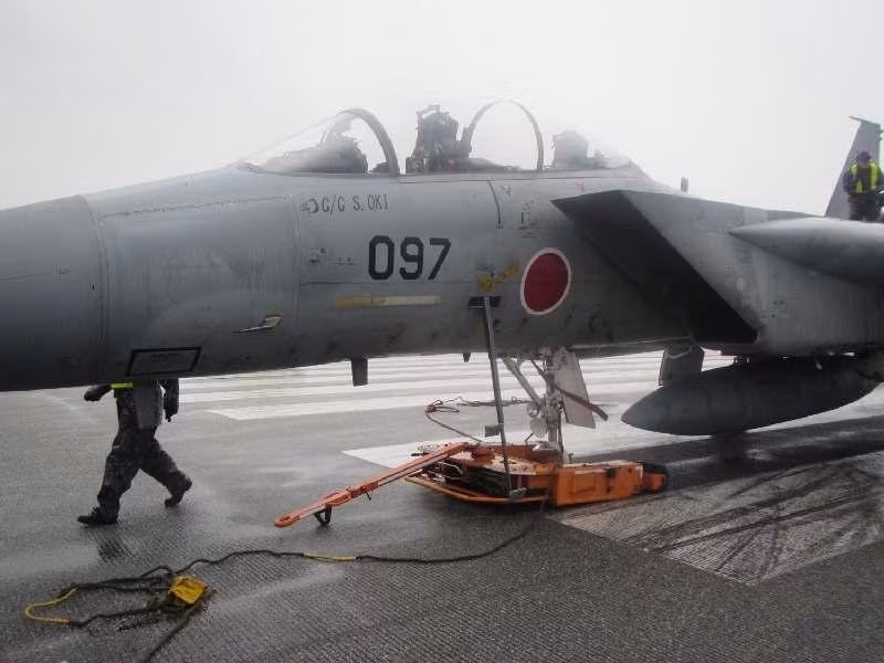 Hôm thứ hai (31/1/2017), vào lúc 1h20 chiều theo giờ địa phương, một máy bay F-15 của Lực lượng Phòng vệ Nhật Bản (JSDF) đã bị gẫy càng trước, rơi bánh khi đang chuẩn bị cất cánh trên đường băng. Vụ việc không có hậu quả thương vong về người nhưng lại gây ra sự hỗn loạn tại đường băng cất cánh khiến nhiều chuyến bay dân sự bị trễ giờ. Nguồn ảnh: QQ.