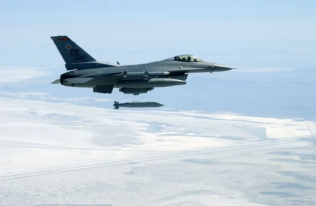 F-16 phiên bản C/D block 40 được nâng cấp để sử dụng đạn tấn công ngoài tầm phòng không điểm AGM-154 JSOW, bổ sung pod nhắm mục tiêu gắn ngoài LANTIRN cho phép thực hiện nhiệm vụ áp chế phòng không đối phương. Ảnh: USAF