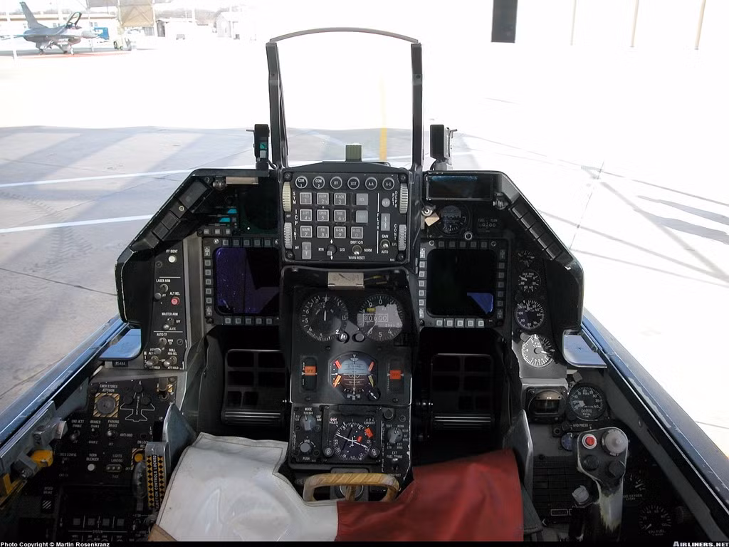 Buồng lái F-16 được thiết kế theo công nghệ "nhà kính" hiện đại với 2 màn hình LCD ở hai bên, màn hình hiển thị HUD phía trước, thanh điều khiển HOTAS bố trí phía bên trái. Ảnh: Airliners