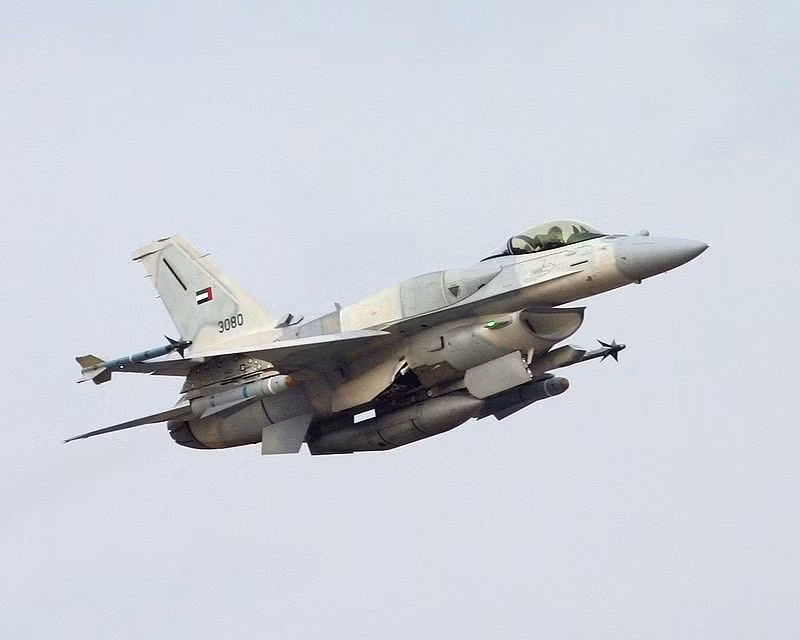 F-16 E/F block 60 là phiên bản hiện đại nhất của gia đình F-16. Phiên bản này được bổ sung thêm thùng nhiên liệu đa giác cho phép mở rộng phạm vi hoạt động, trang bị radar AESA, động cơ mới cùng hệ thống điện tử hàng không tiên tiến. Block 60 được chế tạo cho Không quân UAE, phiên bản này có ngoại hình tương tự F-16I của Israel. Ảnh: MAJ