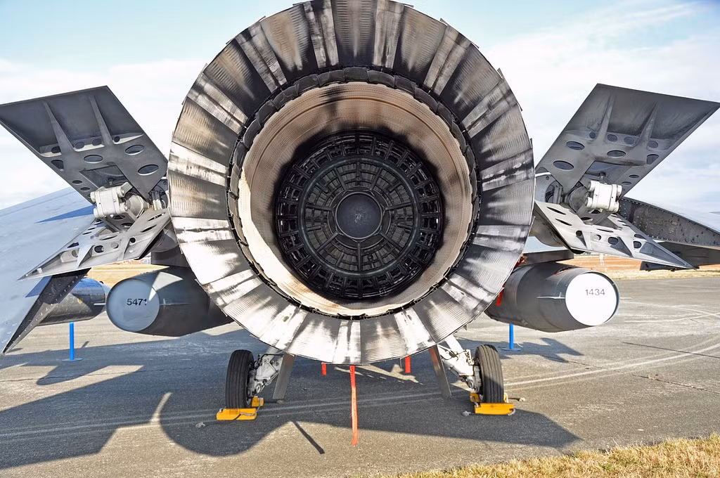 Fighting Falcon được trang bị một động cơ phản lực Pratt&amp;Whitney F100-PW-200, lực đẩy tối đa 106 kN có đốt sau. Động cơ này giúp F-16 đạt tốc độ tối đa Mach 2 (khoảng 2.200 km/h), bán kính chiến đấu 550 km. Ảnh: Flickr/USAF