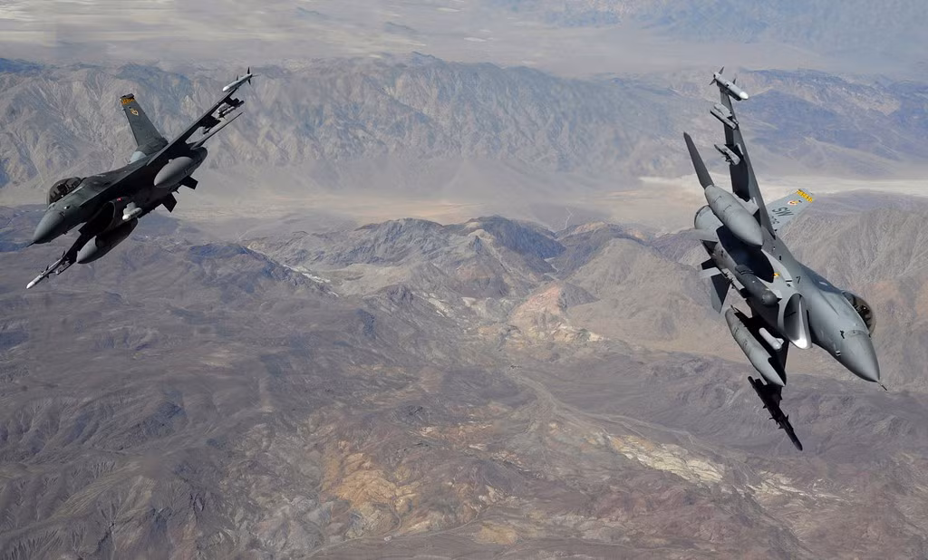 F-16 do tập đoàn General Dynamics (nay thuộc Lockheed Martin) chế tạo và đưa vào sử dụng trong Không quân Mỹ từ năm 1978. Ban đầu F-16 được chế tạo với vai trò tiêm kích hạng nhẹ thực hiện nhiệm vụ chiếm ưu thế trên không, bảo vệ không phận. Ảnh: USAF