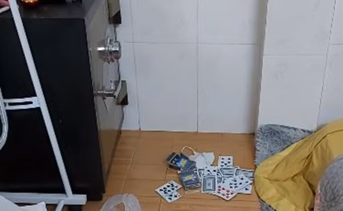Bị phát hiện, nhiều người đang đánh bạc bỏ chạy thoát thân nhưng công an đã kịp thời bắt giữ 18 người, trong đó có một phụ nữ đã nhanh chân chui vào tủ quần áo để trốn. Tại hiện trường, tang vật thu giữ gần 180 triệu đồng, 13 bộ bài tây, 15 ĐTDĐ, 8 xe máy. 