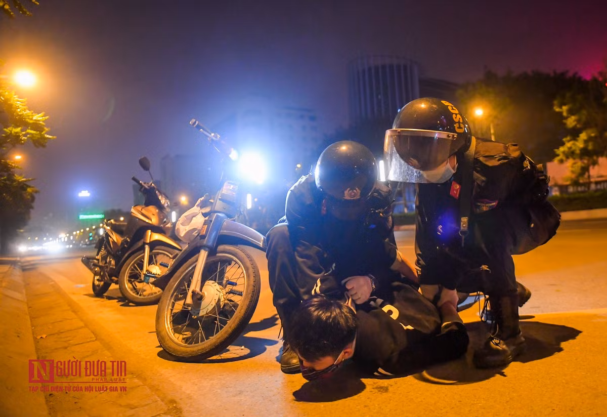 Bằng biện pháp nghiệp vụ, các chiến sĩ nhanh chóng quật ngã đôi tượng rồi sử dụng còng số 8 khống chế.