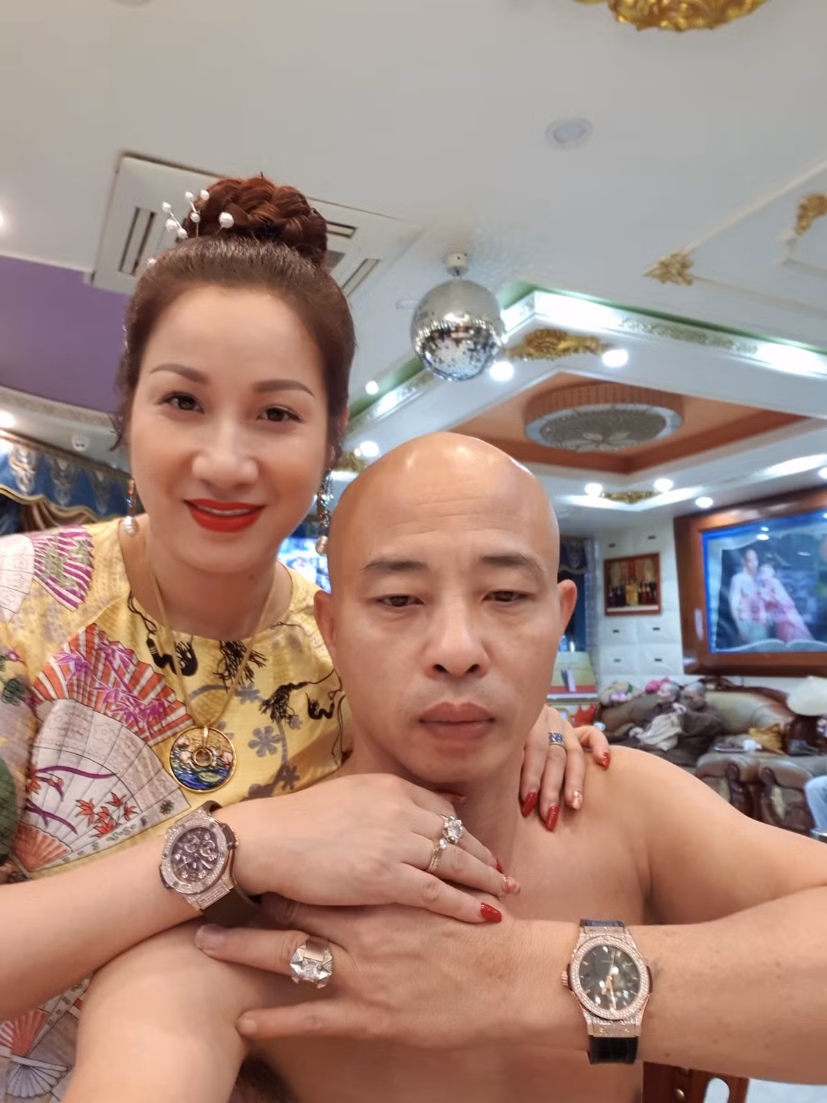 Được biết, nghi phạm Nguyễn Thị Dương (vợ Đường Nhuệ) là cánh tay phải đắc lực của chồng trong việc kiếm tiền để Đường có tiềm lực nuôi đàn em, đầu gấu, thậm chí là cả những kẻ nghiện ngập để tác oai, tác quái ở Thái Bình và thí thân thay Đường khi cần.