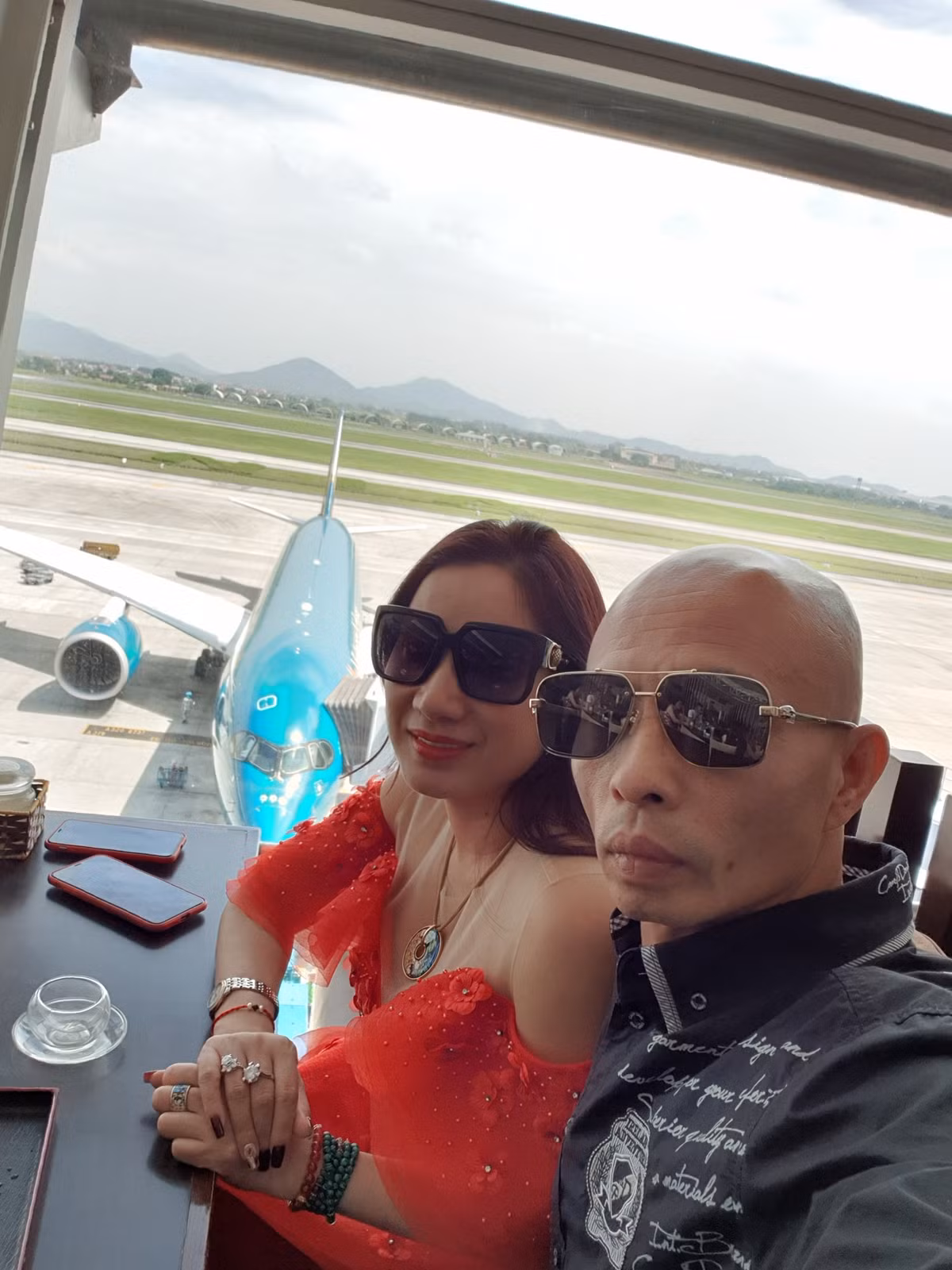 Đường giao cho vợ phụ trách mảng bất động sản, ngoài cho vay nặng lãi, đòi nợ thuê thì đây là mảng mang về nhiều tiền nhất cho vợ chồng trùm giang hồ này. Bởi lẽ, vợ chồng Đường thường đi đấu giá với nhiều đàn em xăm trổ, bặm trợn để gây sức ép, đấu được nhiều lô đất nhất với giá rẻ nhất. Sau đó, chúng bán sang tay kiếm lời.