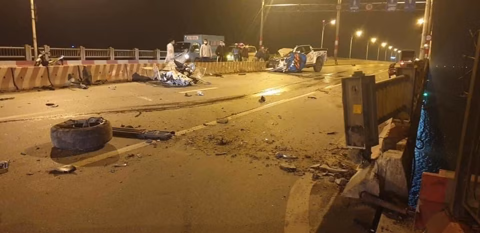 Xe ban tai Chevrolet Colorado bien dang, nat buom tren cau Vinh Tuy, 1 nguoi chet