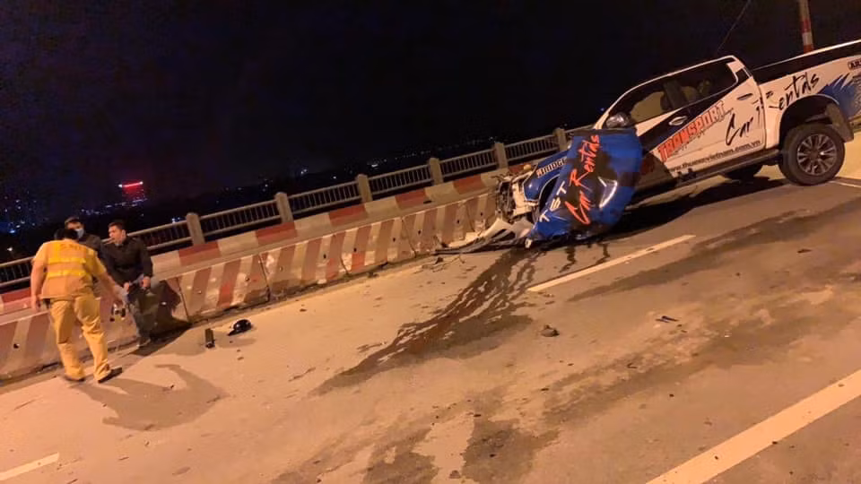 Chiếc xe đã bị hư hỏng nặng phần đầu.