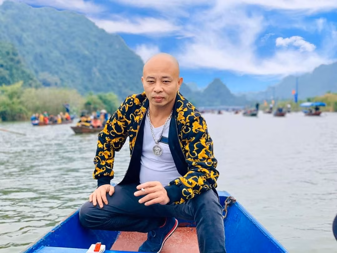Tuy nhiên, ông Đường và bà Dương không bỏ qua. “Họ tra hỏi, đe dọa tôi. Sau đó, bà Dương, Nguyễn Đức Mạnh (lái xe của bà Dương) và Phạm Ngọc Quý lao vào đánh tôi. Tôi bị vỡ xương hàm, dập mũi” anh Ngọc Anh cho biết.