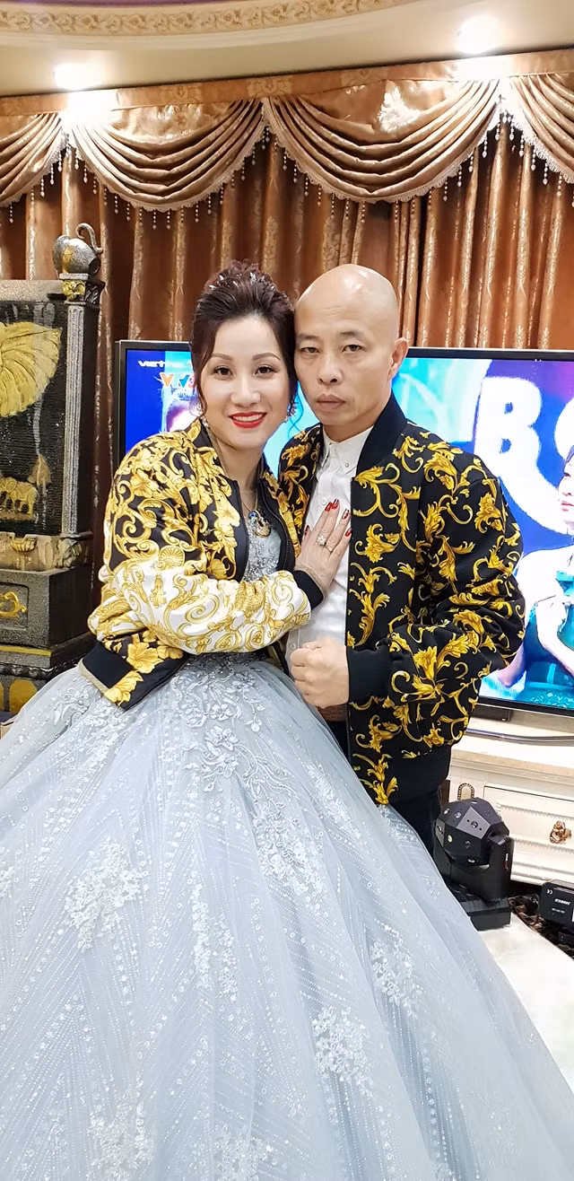 Đồng thời, khởi tố bị can, ra Lệnh bắt bị can để tạm giam, khám xét khẩn cấp chỗ ở, nơi làm việc đối với Nguyễn Thị Dương (SN 1980, trú tại số nhà 366, đường Lê Quý Đôn, TP Thái Bình, vợ của Đường Nhuệ), Giám đốc công ty Bất động sản Đường Dương cùng hai bị can Nguyễn Đức Mạnh ( SN 1992, trú tại tổ 6, phường Bồ Xuyên, TP Thái Bình) và Phạm Ngọc Quý (SN 2003, trú tại xã Minh Quang, huyện Vũ Thư, tỉnh Thái Bình), để điều tra hành vi cố ý gây thương tích.