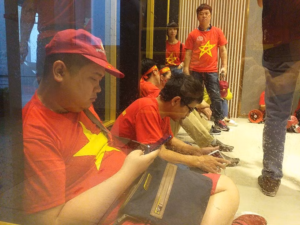 Ghi nhận của Kiến Thức, hầu hết CĐV trong tình trạng sốt ruột khi mưa kéo dài liên tục không ngớt.