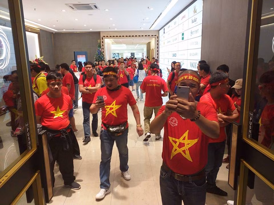 Tuy nhiên, theo PV Kiến Thức đang có mặt trong đoàn CĐV Việt Nam sang Malaysia thì hiện nay thời tiết ở Kuala Lumpur không tốt.