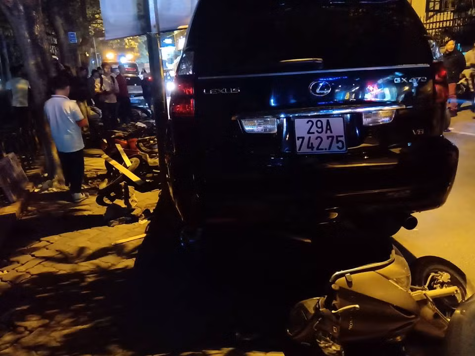Nu xe lai xe Lexus dam lien hoan doi mat voi hinh phat nao?