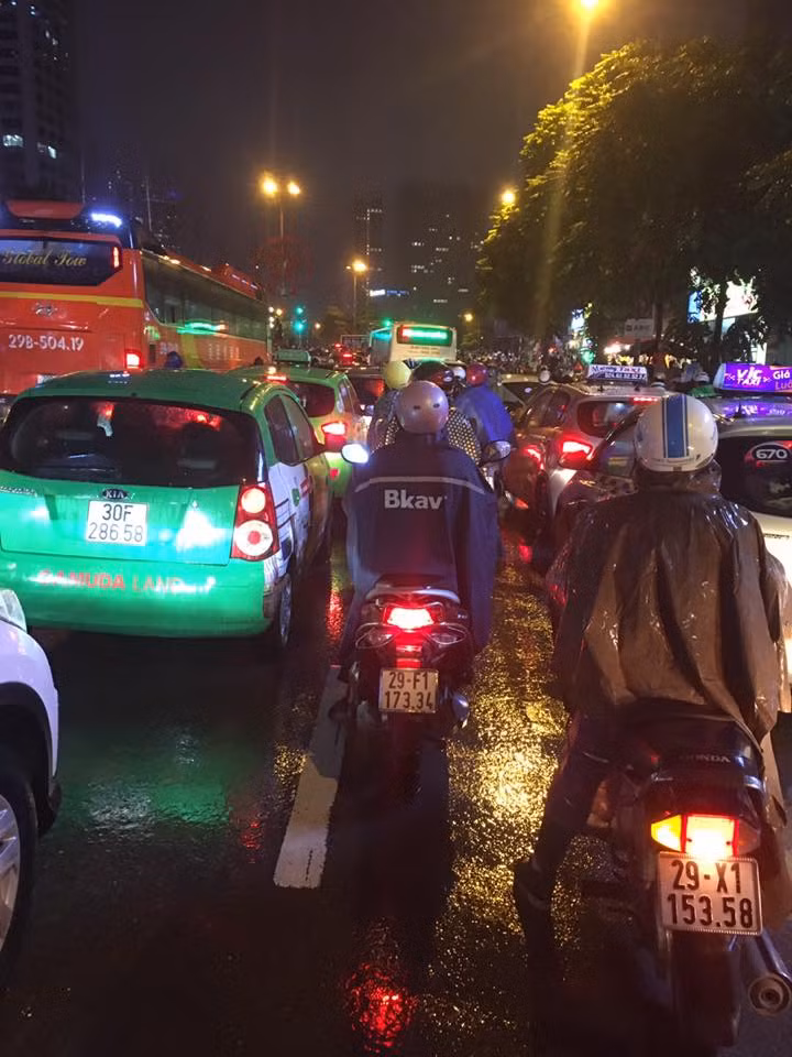 Như thường lệ, mỗi độ Tết đến xuân về, lượng người đổ về các bến xe quá đông đã khiến nhiều tuyến đường ở Hà Nội bị ùn tắc kéo dài.