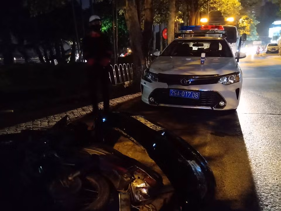 Nu tai xe lai Lexus dam lien hoan: CSGT nho lai thoi khac kinh hoang