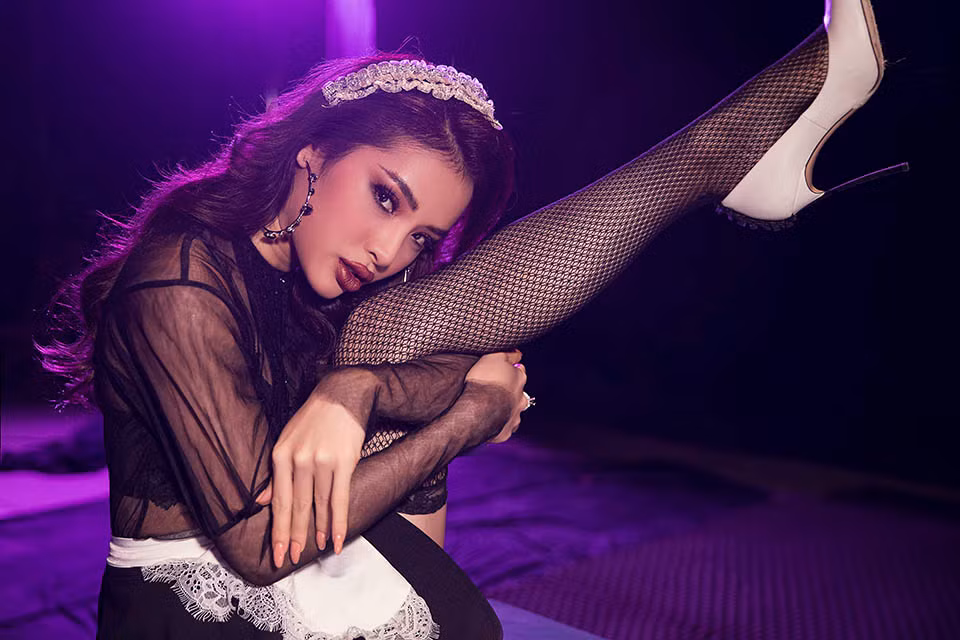 Dẫu vậy Phương Trinh Jolie vẫn không quên trở lại với đường đua Vpop. Việc cho ra mắt 1 sản phẩm âm nhạc chỉn chu vào dịp cuối năm được Phương Trinh Jolie xem như là món quà dành tặng khán giả - những người luôn quan tâm, ủng hộ cô trên suốt chặng đường nghệ thuật.