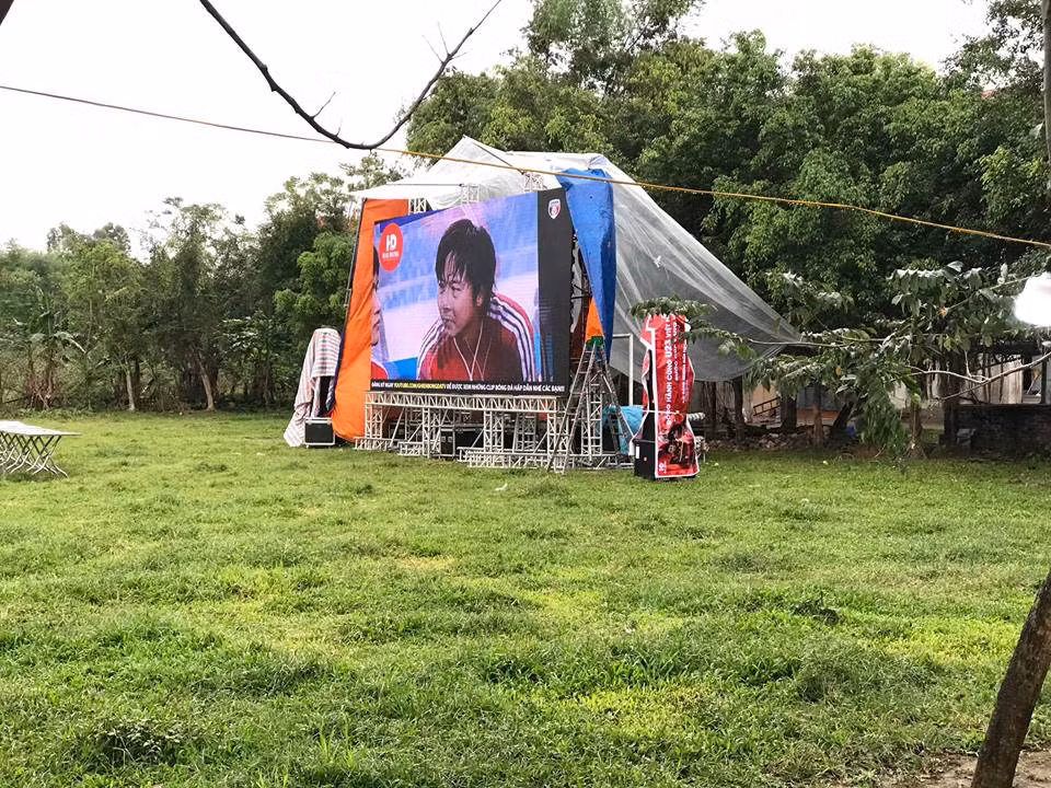 Tại quê nhà tiền vệ Quang Hải (Đường Nhạn, Xuân Nộn, Đông Anh, Hà Nội), dù thời tiết mưa lạnh, nhưng ông Nguyễn Quang Thuần (bố của cầu thủ Quang Hải) vẫn tất bận với công việc chuẩn bị cùng đơn vị tài trợ đến trước cửa nhà ông lắp đặt màn hình LED 40m2 phục vụ việc xem trận chung kết lượt đi AFF Cup 2018 gặp Malaysia vào tối nay (11/12).