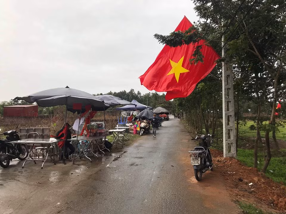 Cờ đỏ sao vàng treo dọc đường làng.