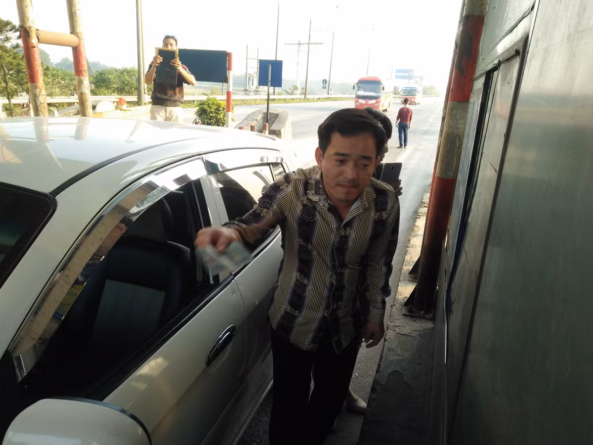 Nam tài xế sau đó xuống xe mím môi, nghiến răng đòi lại tiền và yêu cầu nữ nhân viên trạm BOT Bắc Thăng Long - Nội Bài phải xin lỗi vì hành động giật tiền, đóng cửa của mình.