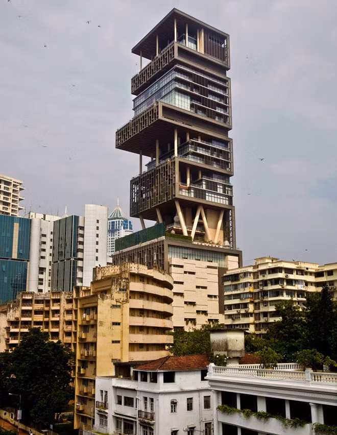 Antilla nhìn từ bên ngoài. Căn nhà có khu vườn trải dài nhiều tầng, 3 bãi đỗ trực thăng, nhiều bể bơi. Toàn bộ kiến trúc này mất tới 4 năm để hoàn thành. Ảnh: Shutterstock.