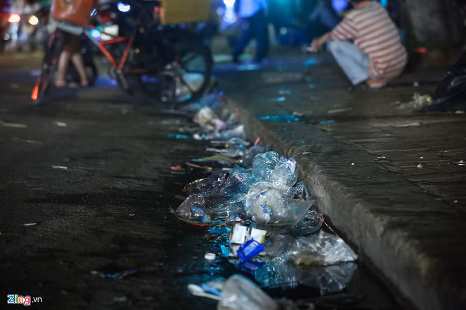 Rác bị vô tư xả đầy nghẹt dưới bậc thềm lề đường. Chiều nay, Sài Gòn có cơn mưa khá to nên lượng nước chưa kịp thoát đã gây nên mùi khó chịu.