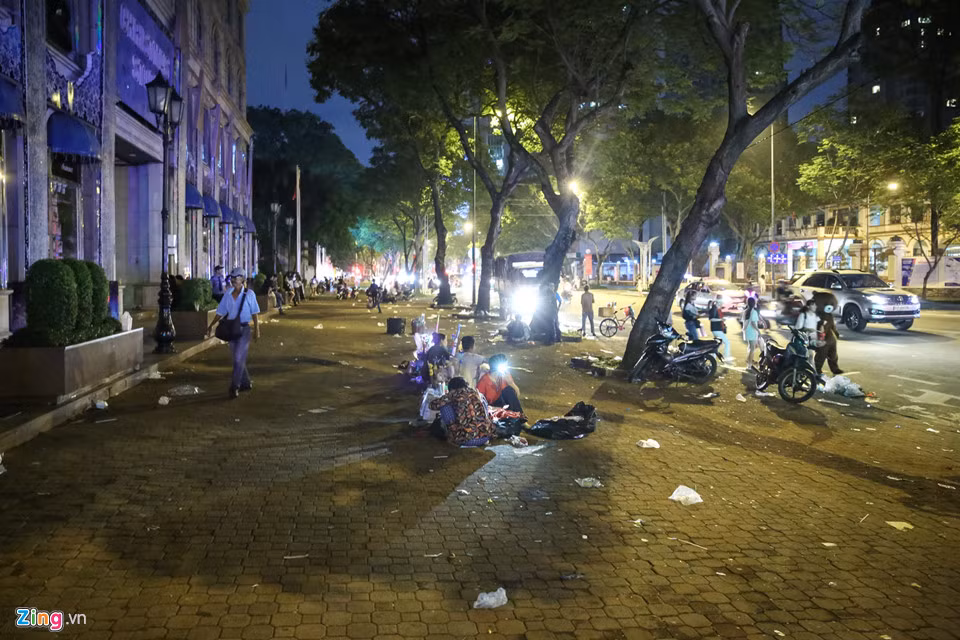 Sau khi vui chơi thỏa thích, sau 0h ngày 25/12, người dân trở về nhà và để lại một biển rác trước cửa trung tâm thương mại này.